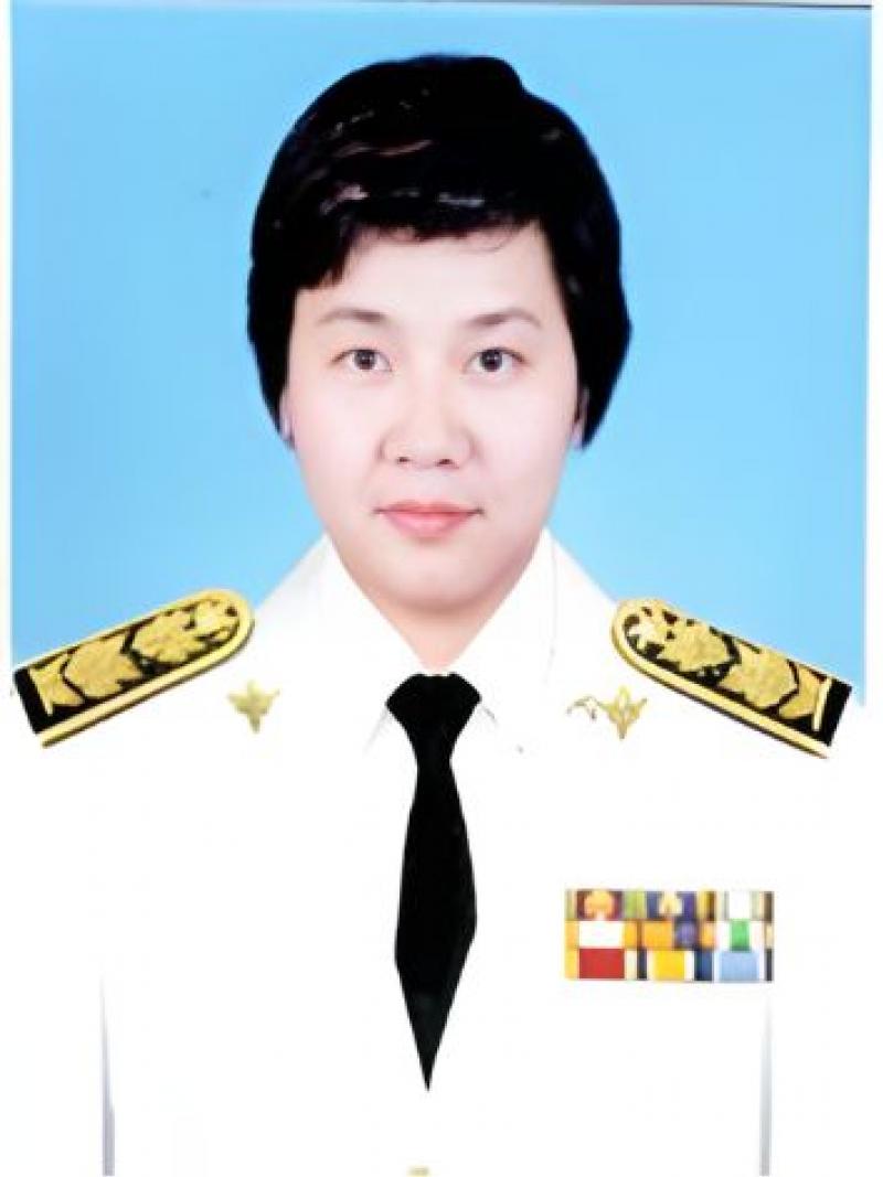 แพทย์หญิงนวพร    พูลสุวรรณ     